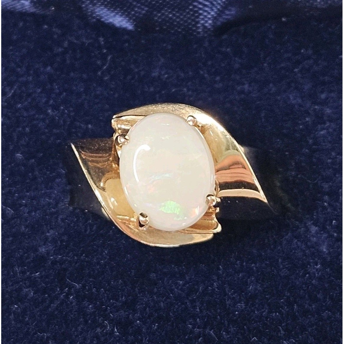 Vintage 10k Yellow Gold Opal Cabochon Cut Ring Size 7, 4.58 Grams